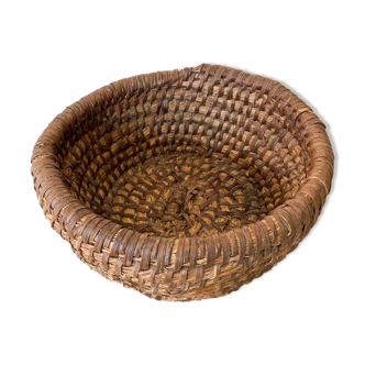 Old bread pan, in woven straw