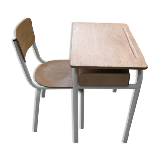 Ancien pupitre avec sa chaise