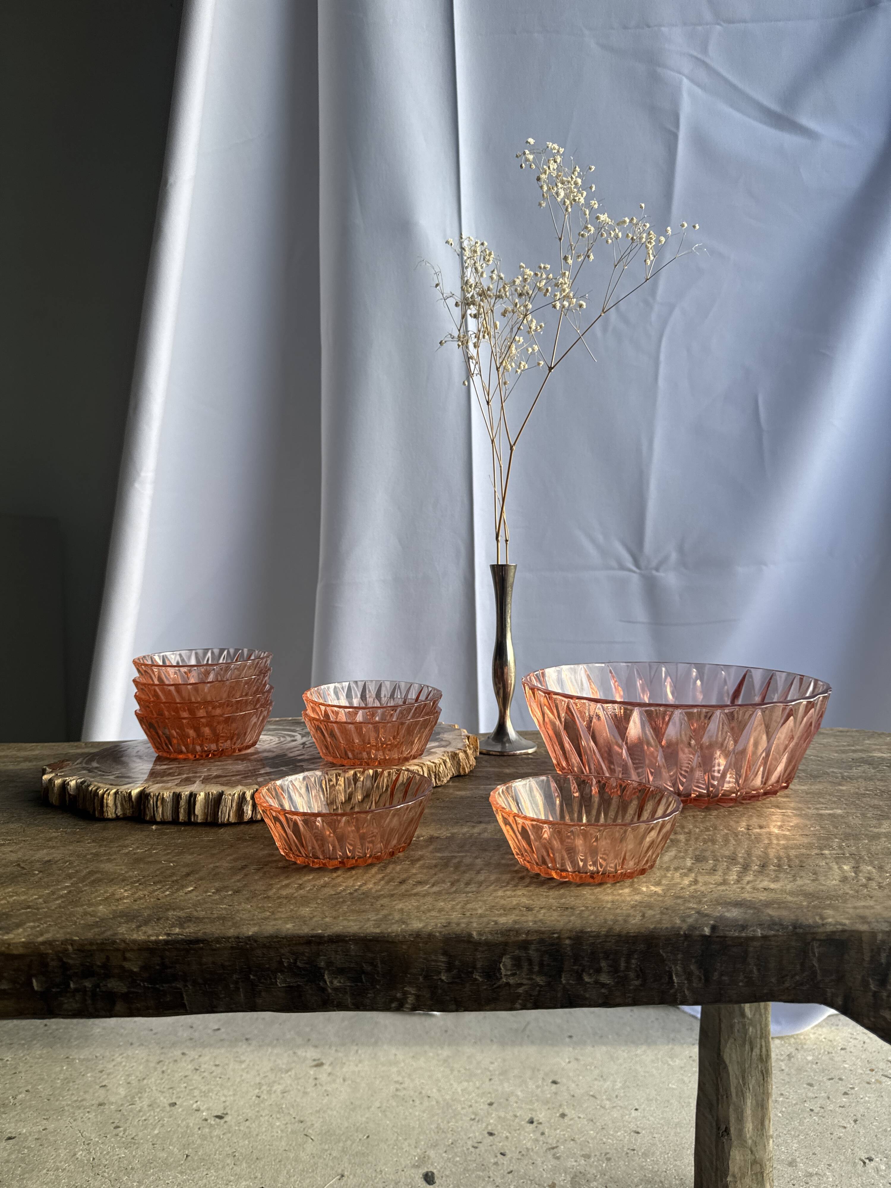 Service en verre rose vintage composé d'un saladier et de 8 coupelles
