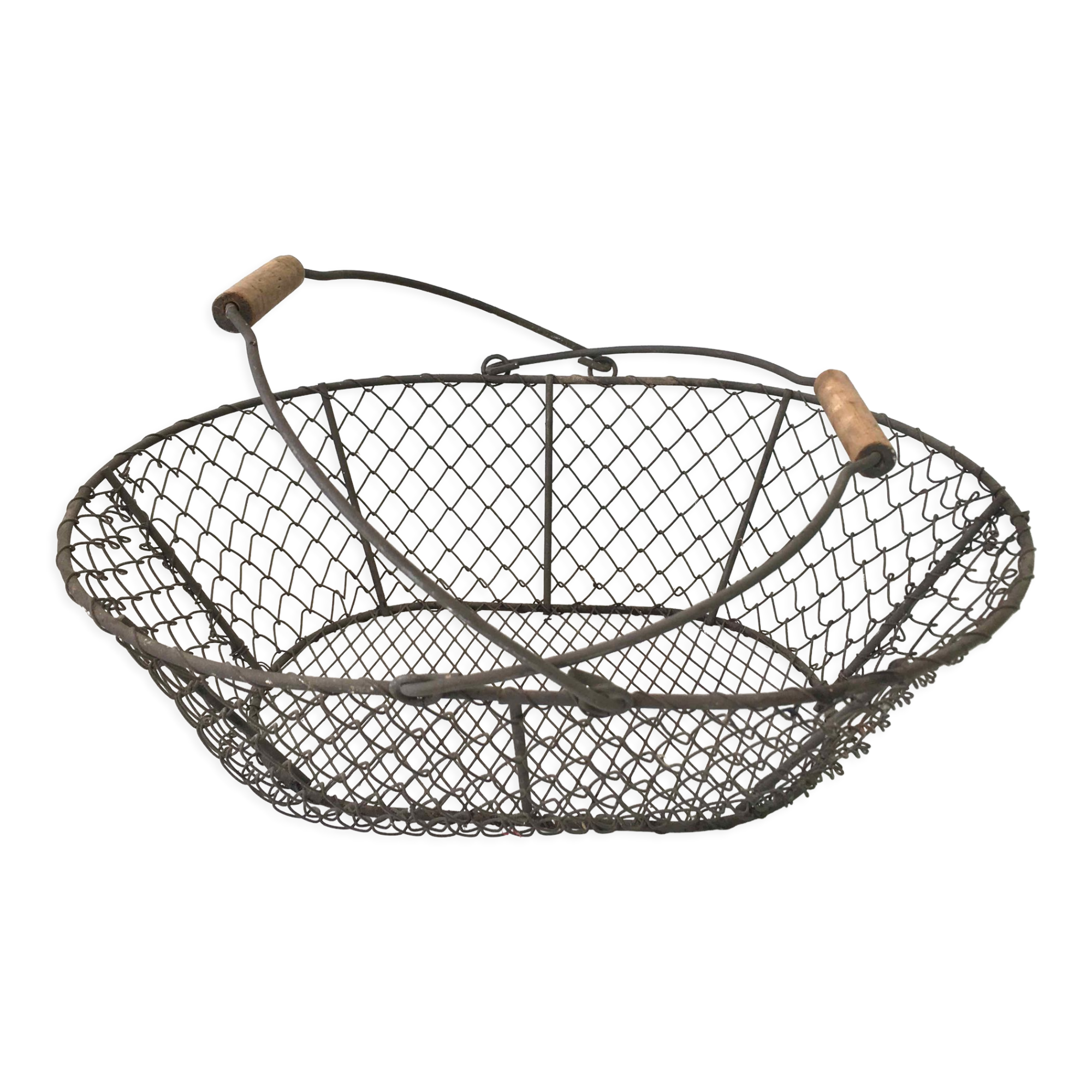 Basket in wire mesh and wood
