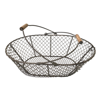 Basket in wire mesh and wood