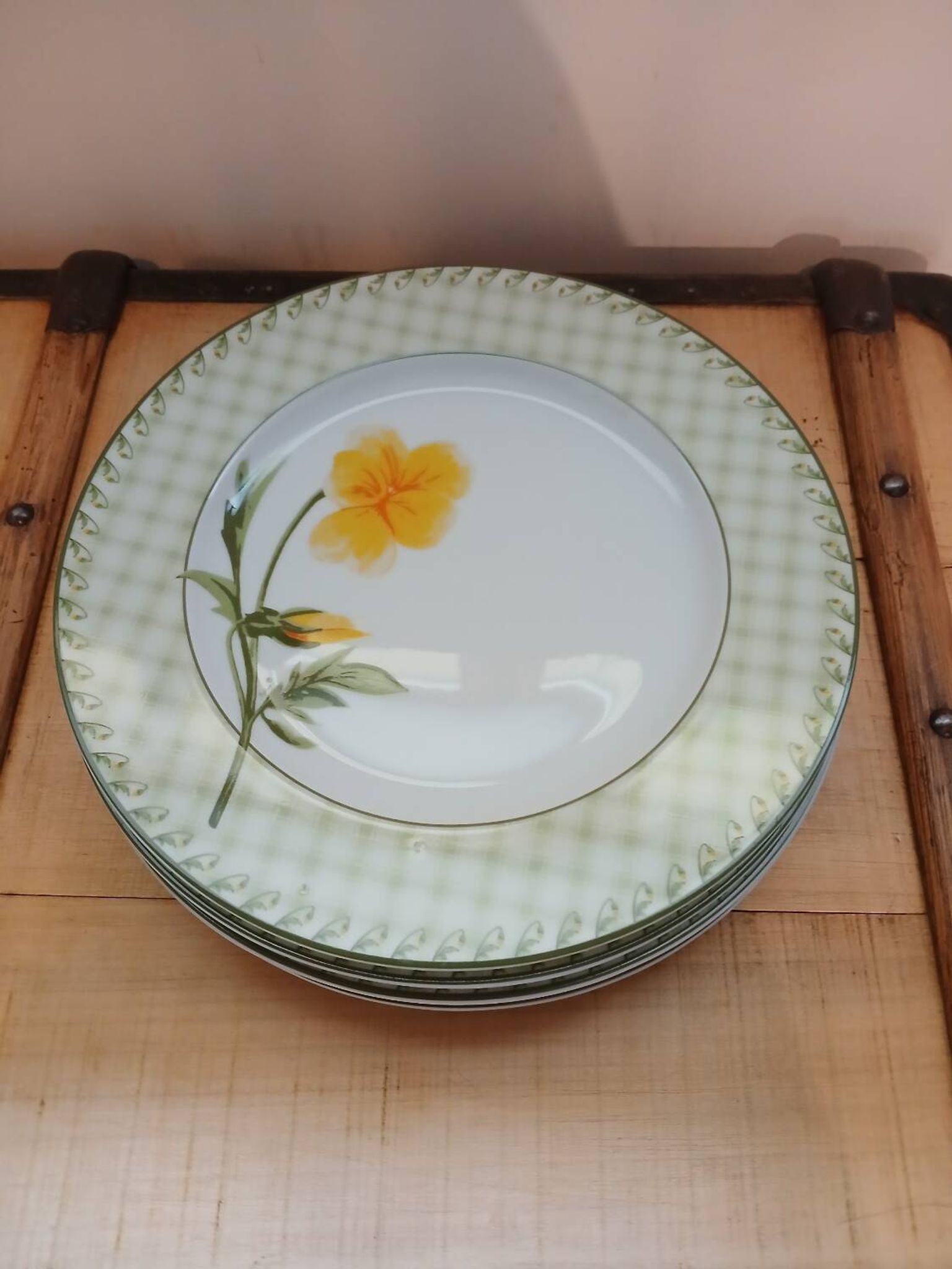 4 assiettes en porcelaine vintages