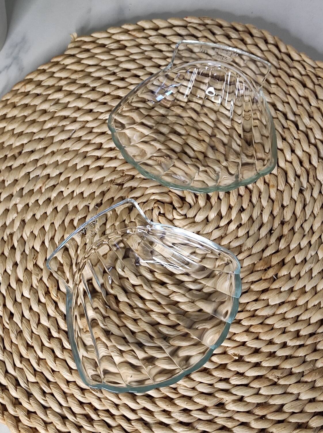 Shell-shaped glass bowls