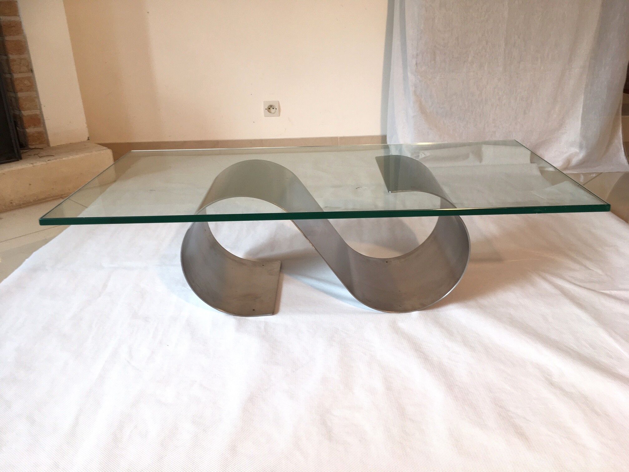 Table basse moderniste en acier et verre
