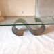 Table basse moderniste en acier et verre