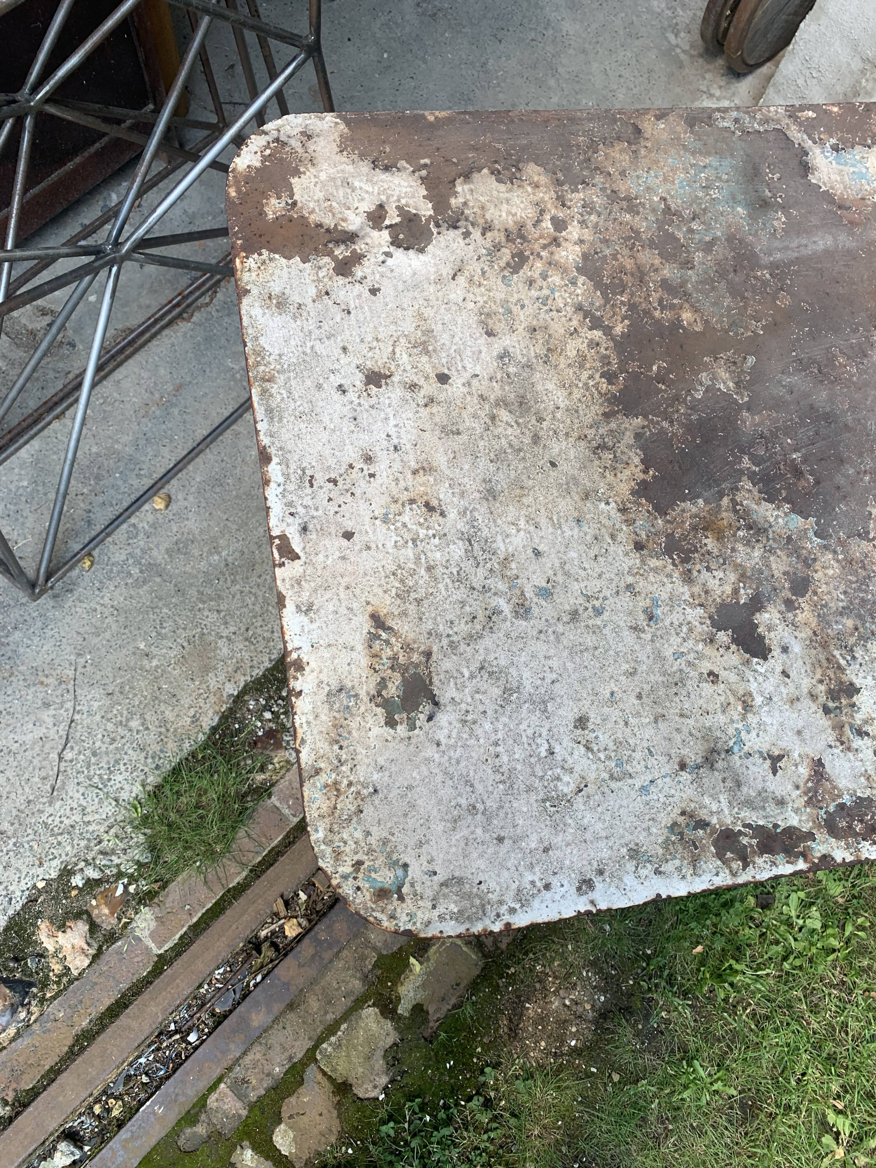 Rectangular folding garden table