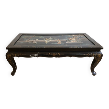 Table basse chinoise en bois laqué noir et décor doré
