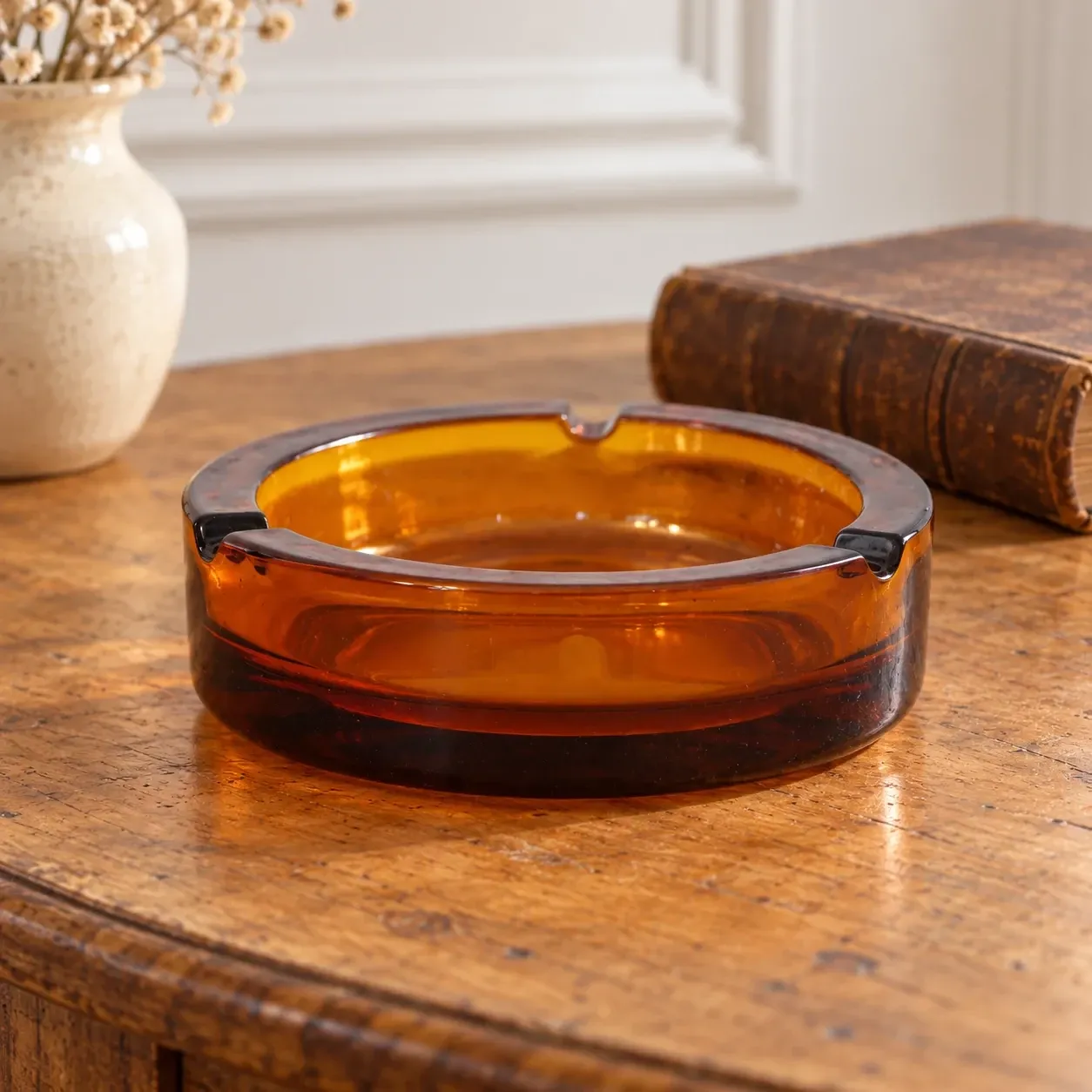 Vintage Italian round ashtray in thick amber glass – Ø 15 cm