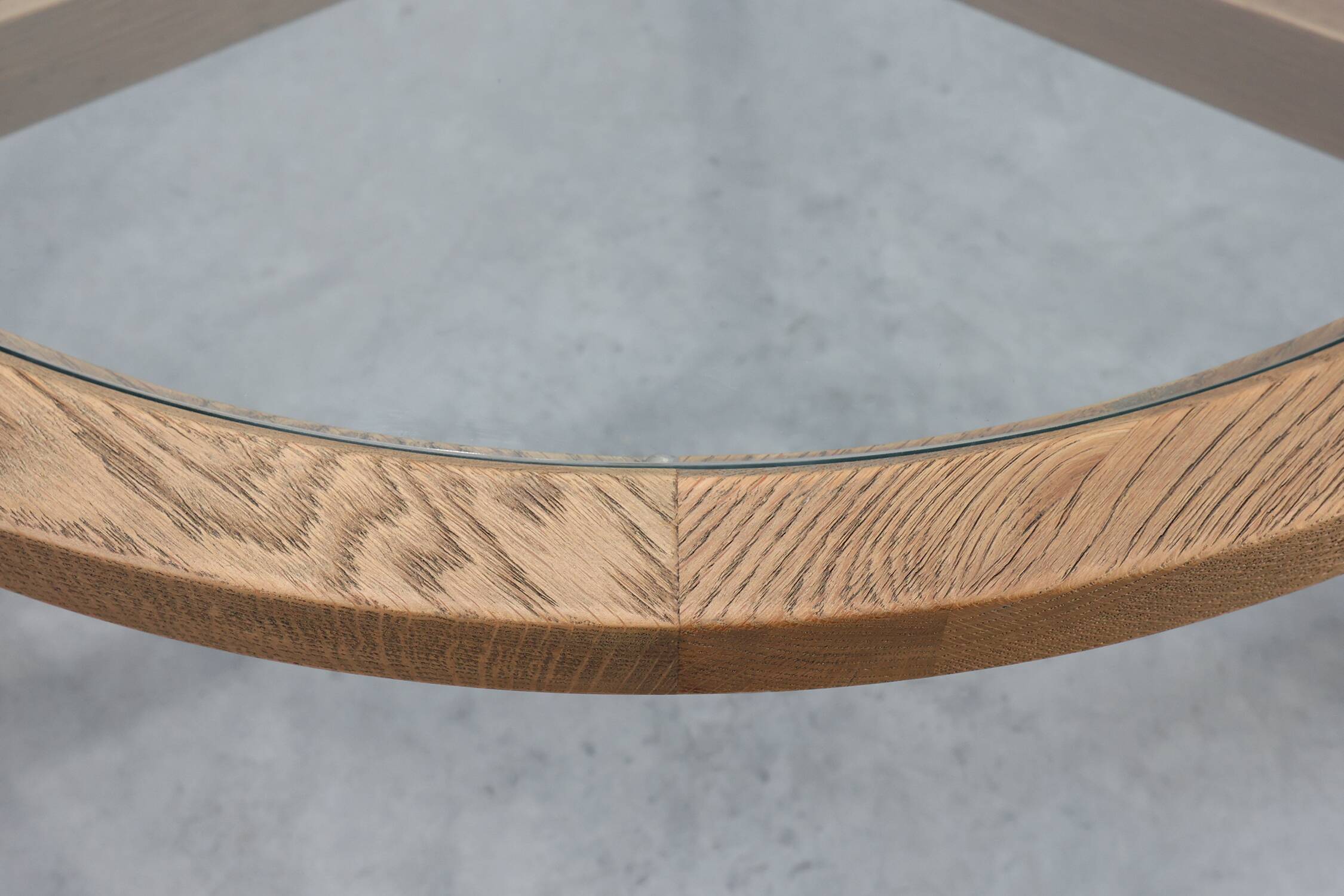 Table moderne en bois de cèdre et verre, Italie fin du 20e siècle