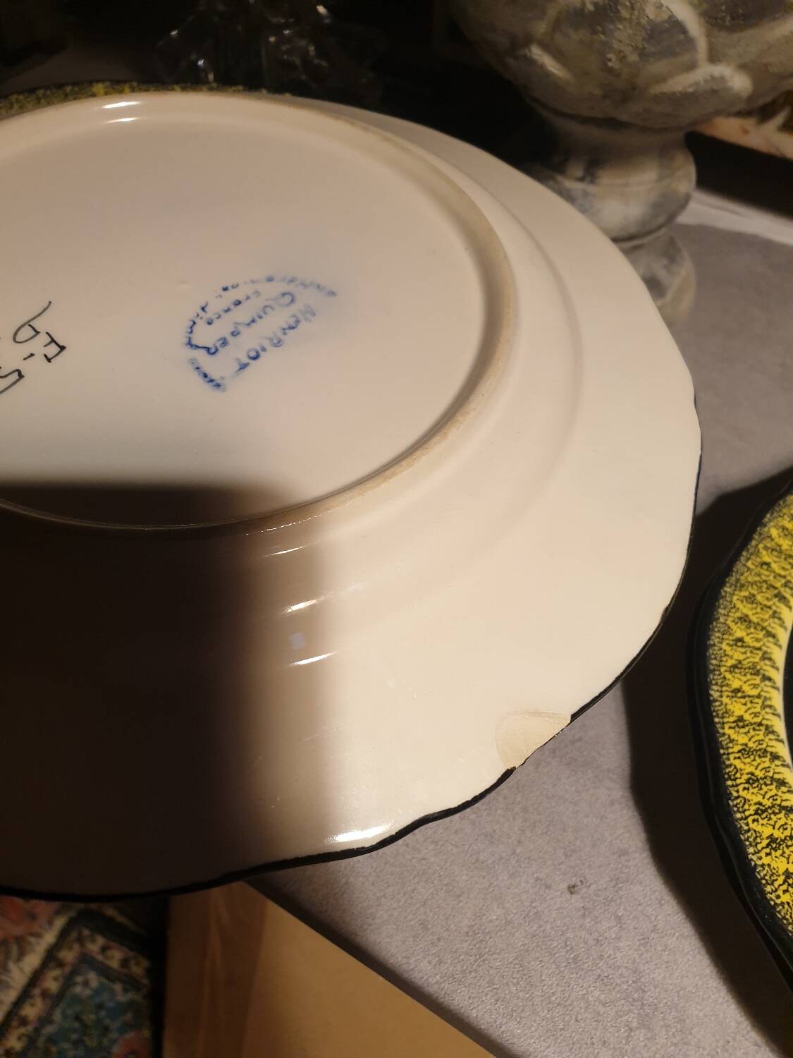 Decorative plate old collection henriot quimper france.decor .les genêts.signed.diameter 25 cm