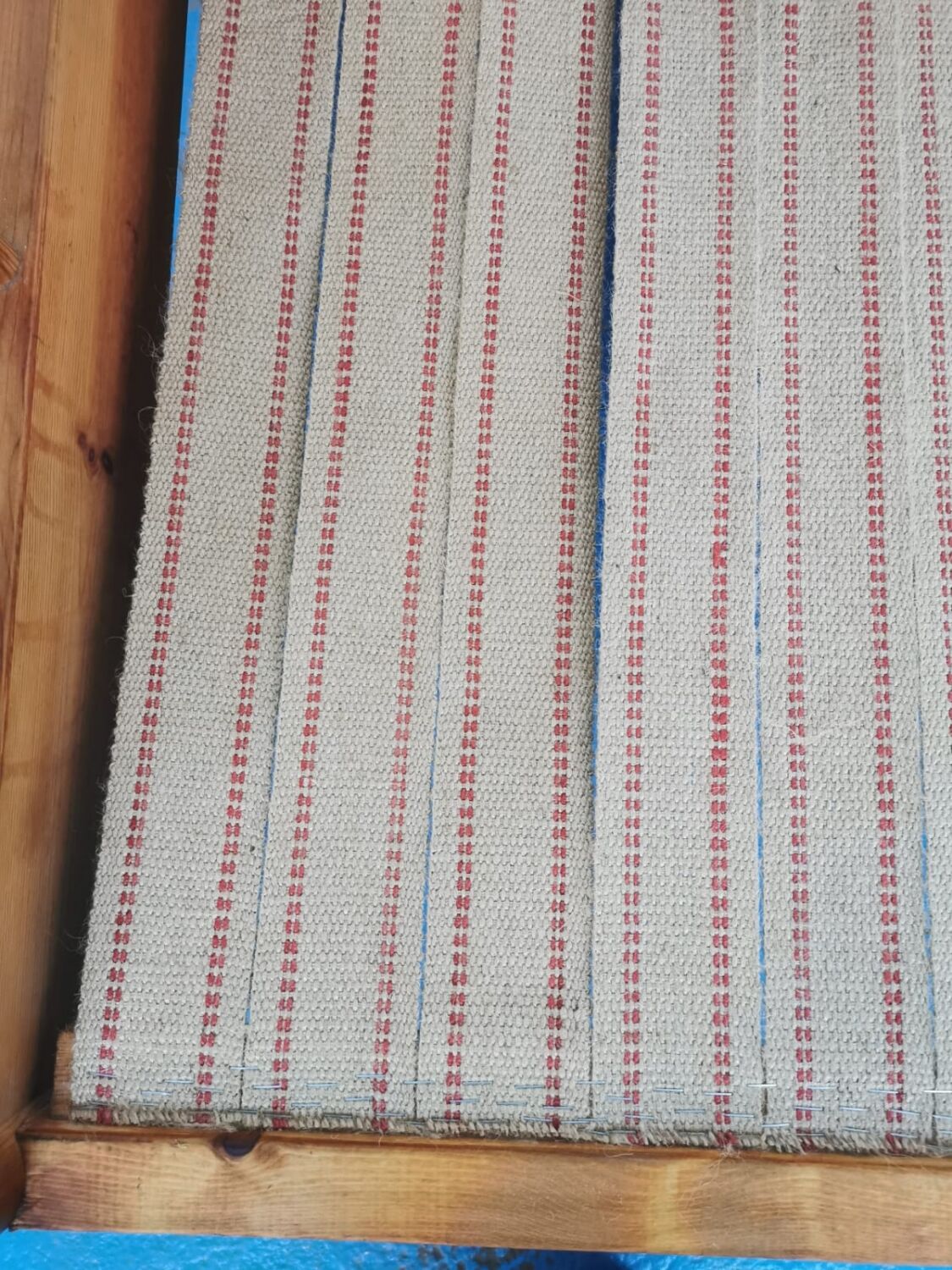 Bench in pine and gingham fabrics