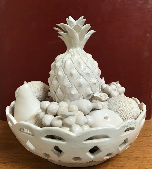 Coupe de fruits en trompe l'oeil en faïence blanche par Jean Roger, vers 1960