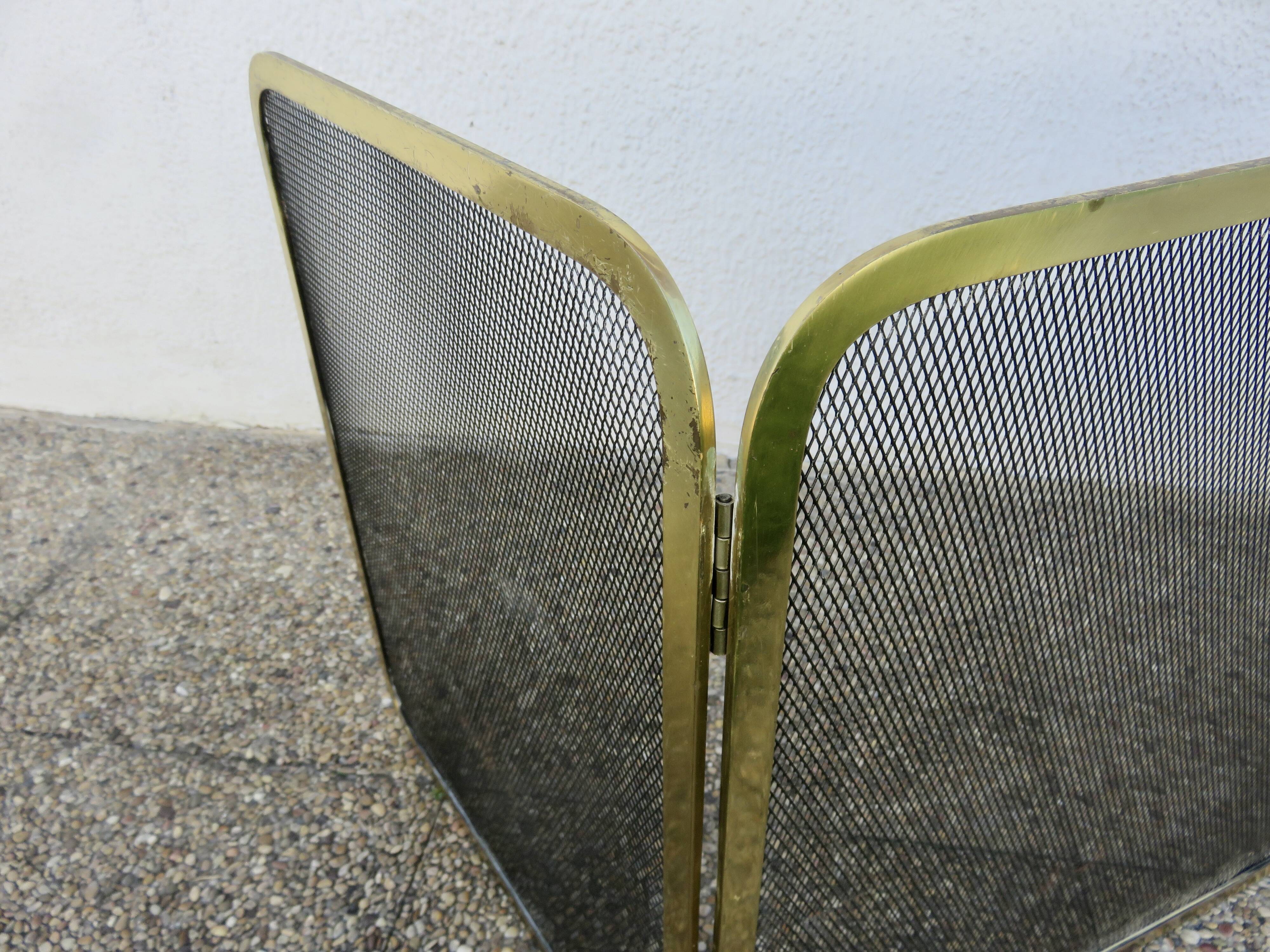Fireplace screen with 2 panels in gilded brass and expanded metal, 1970s.