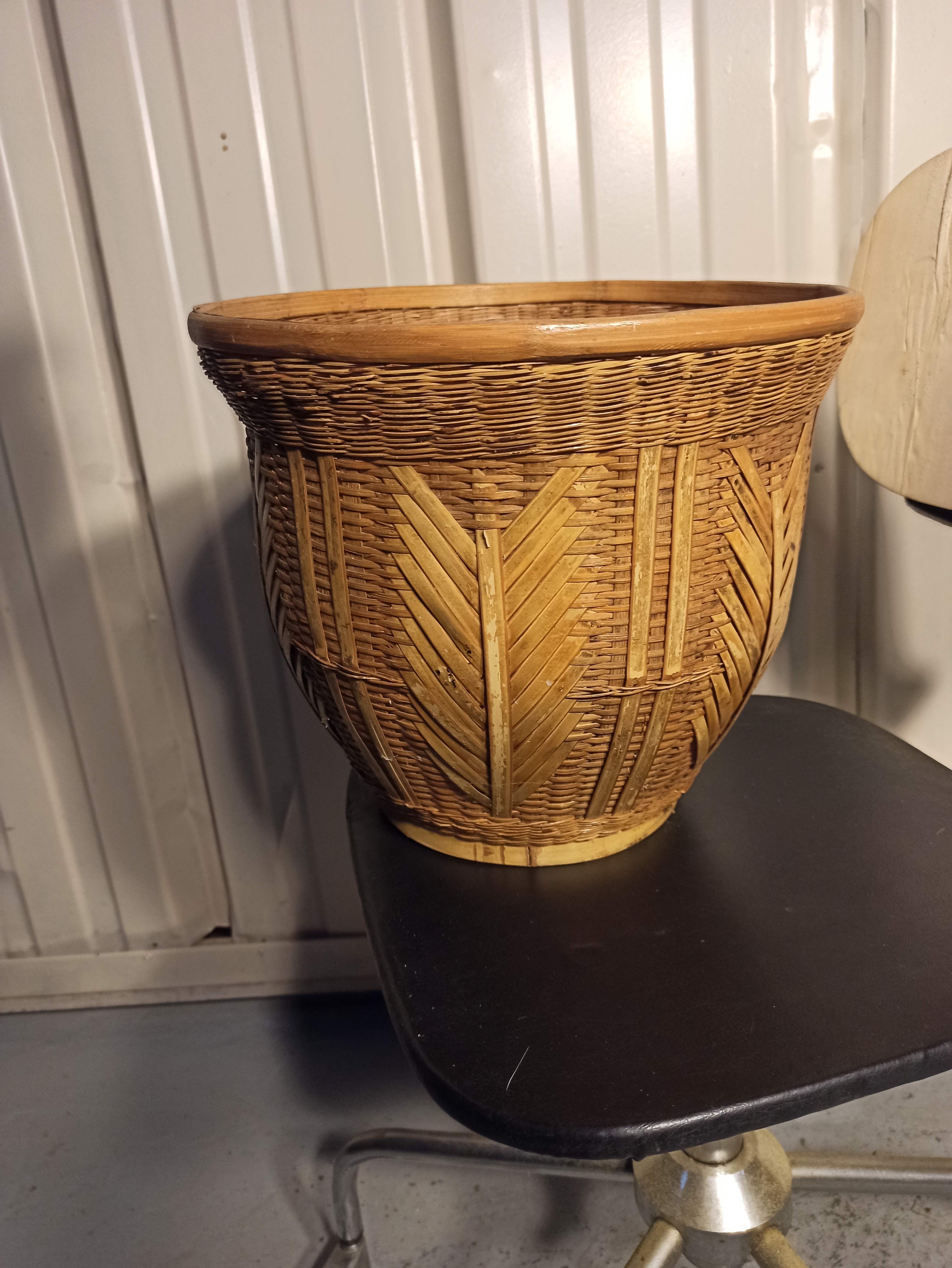 Wicker basket year 80 pot cache