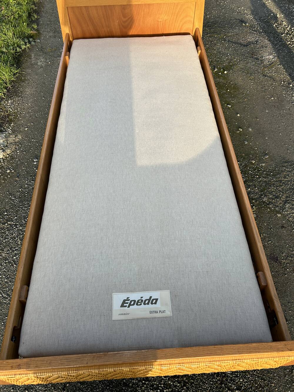 Read a vintage wooden and cane bed, with compass legs – mattress 80 × 190 cm.