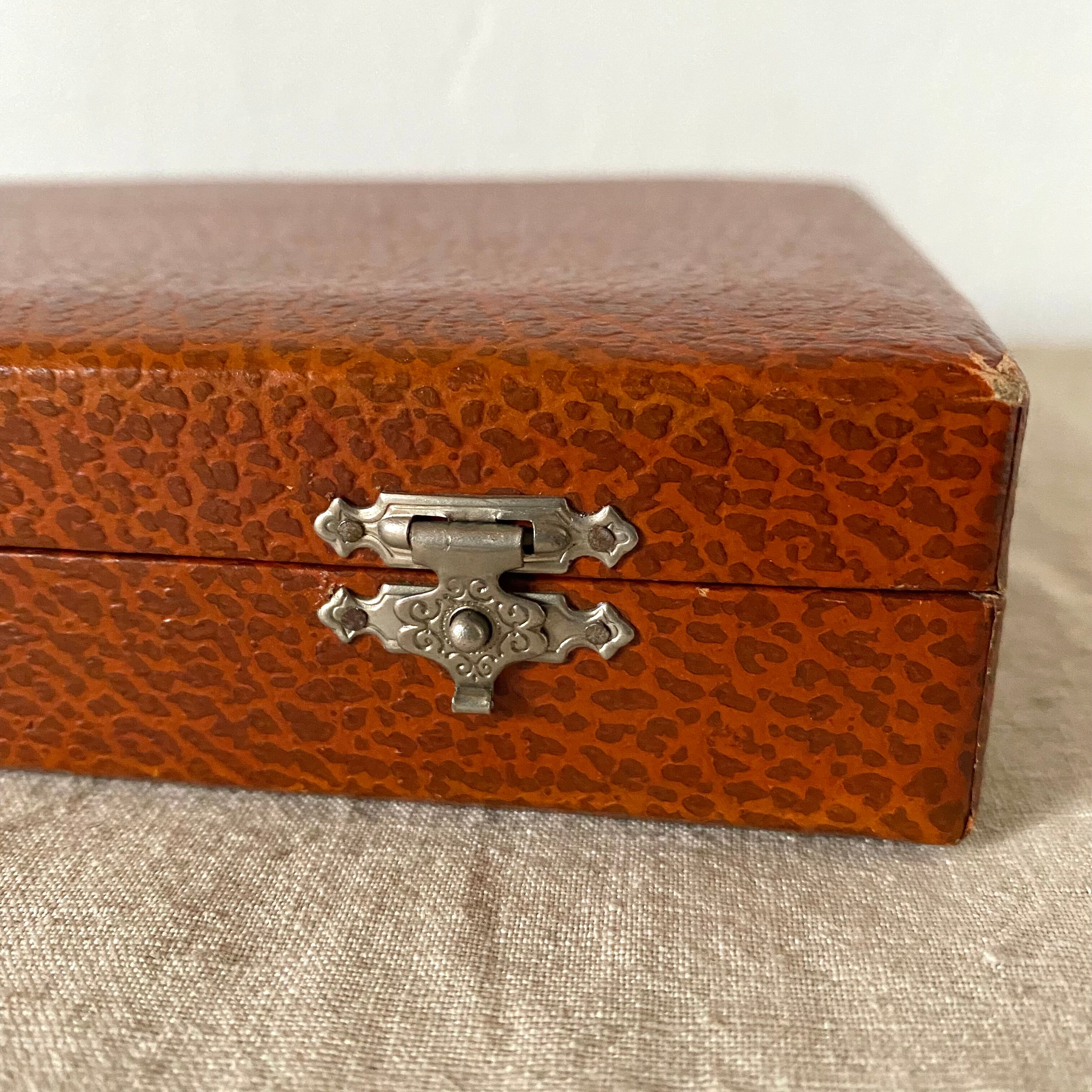 Couteaux en inox et résine vintage