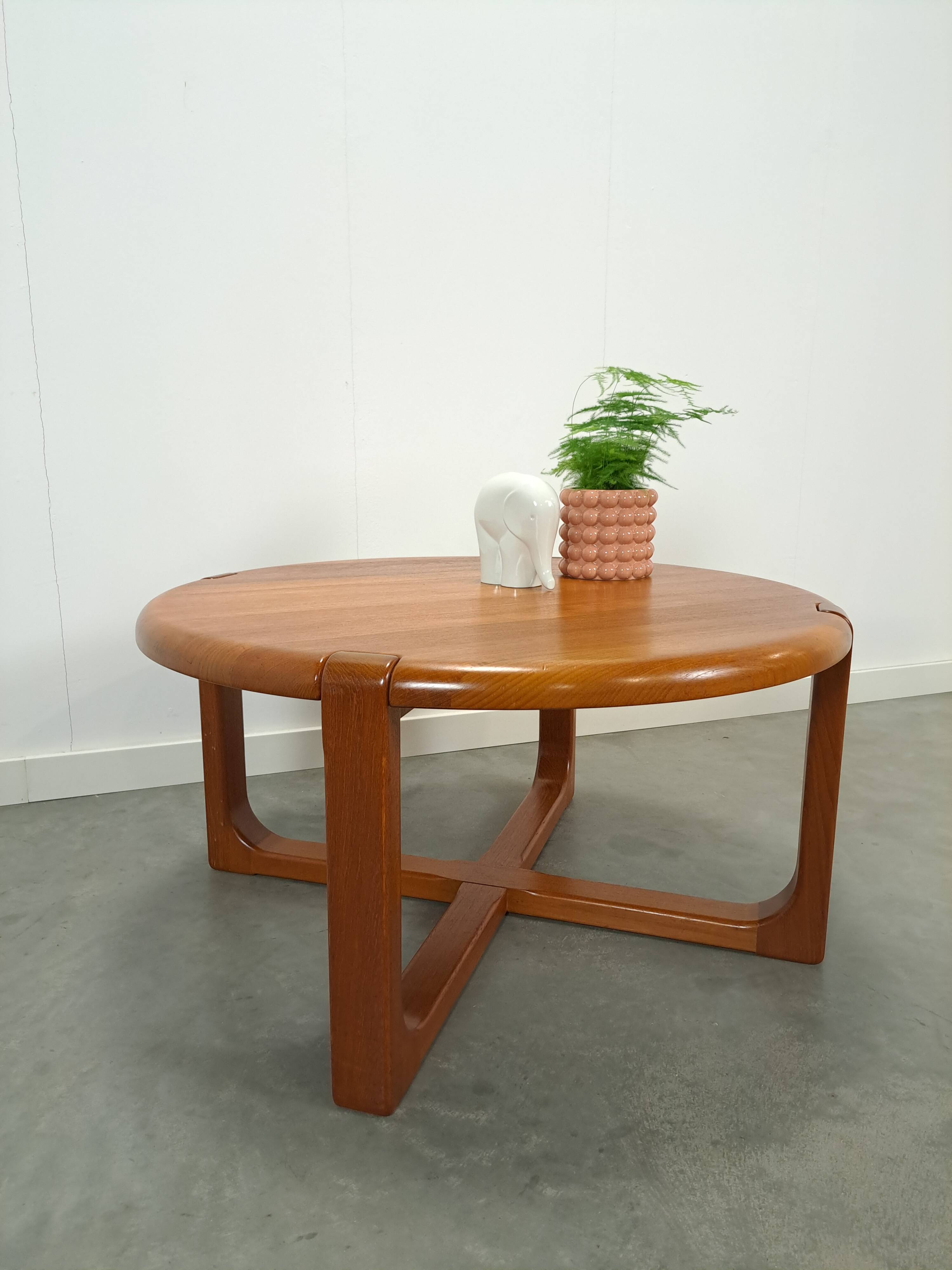 Table basse ronde en teck Niels Bach Danemark
