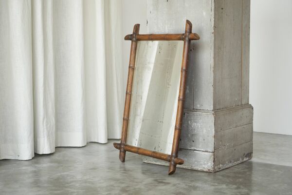 Grand miroir faux bambou en bois massif et miroir patiné, début XXe siècle