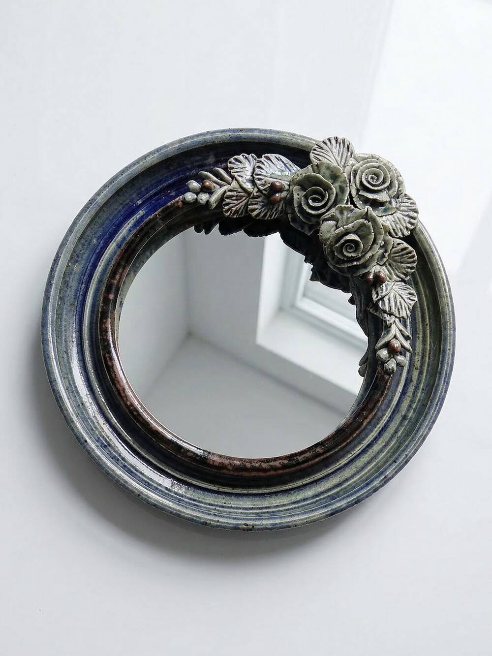 Round wall mirror in blue stoneware La Borne Catido floral decoration 1960 - Accidents