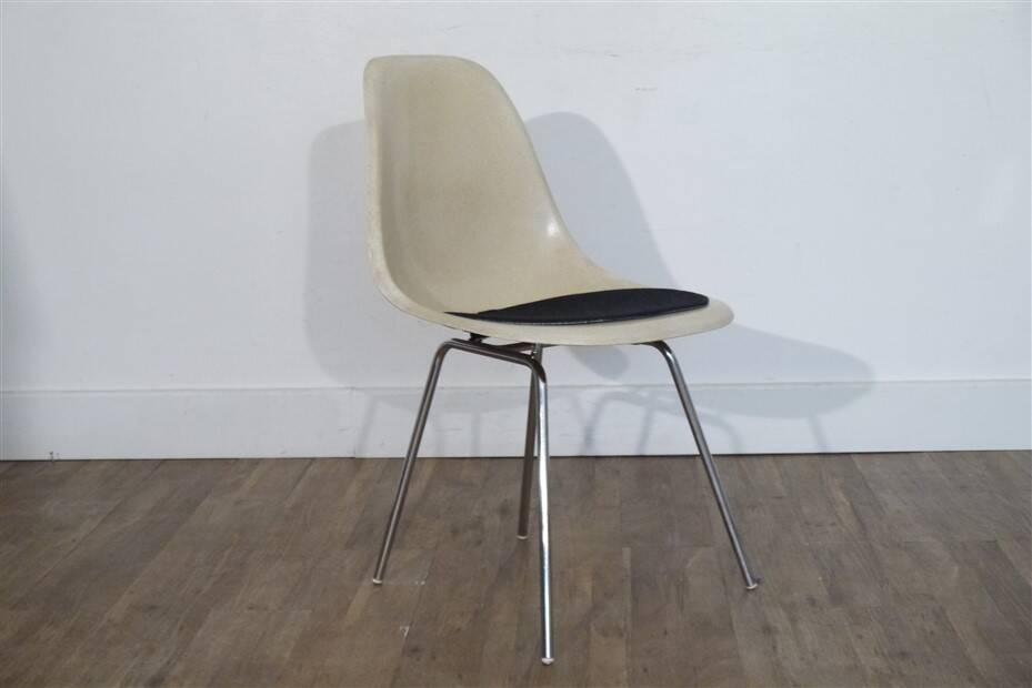 Dsw fiberglass chair Eames design 1960