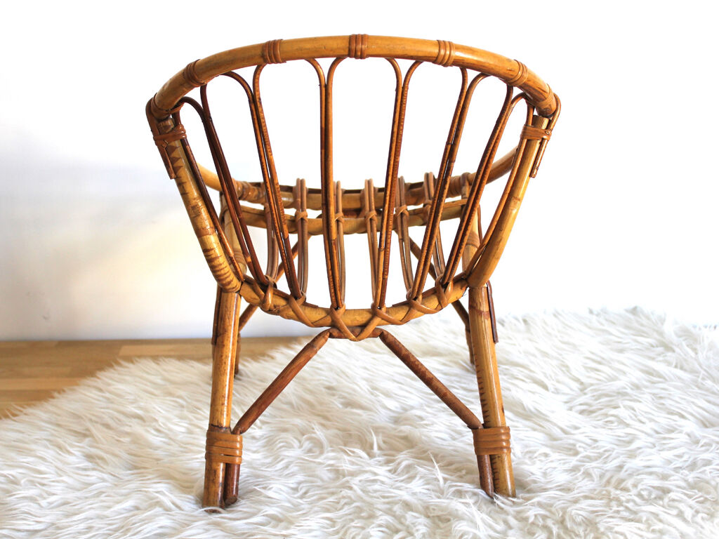 Child chair in rattan shell shape