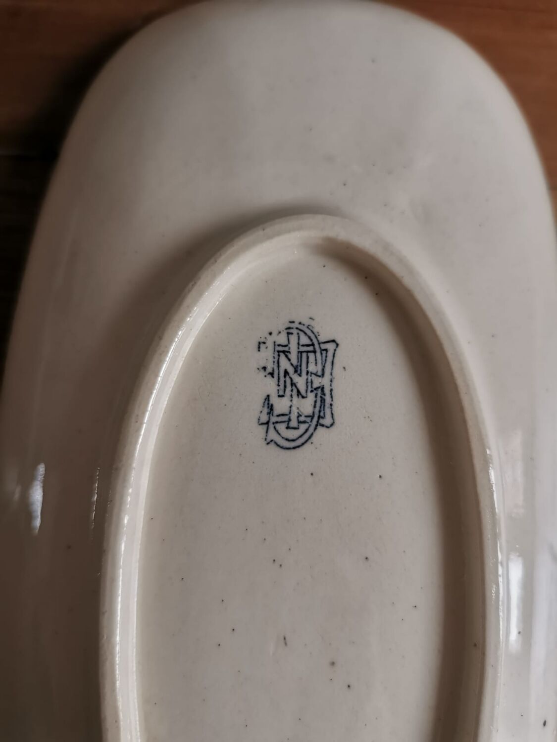 Serving dish in iron earth