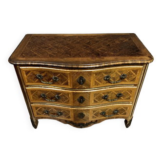 Commode galbée de style Régence en marqueterie de bois nobles vers 1850