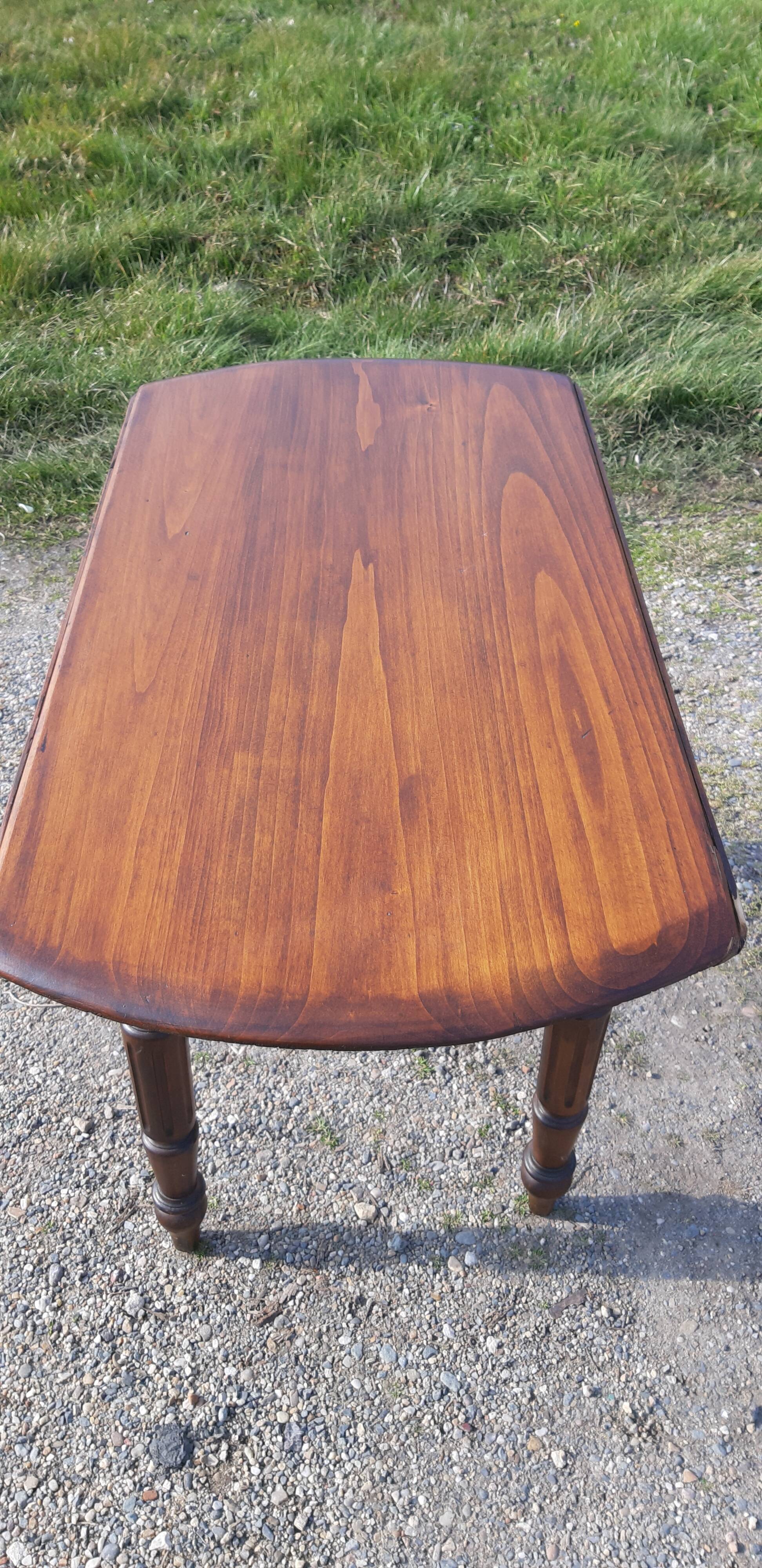Round table in pine , with flaps