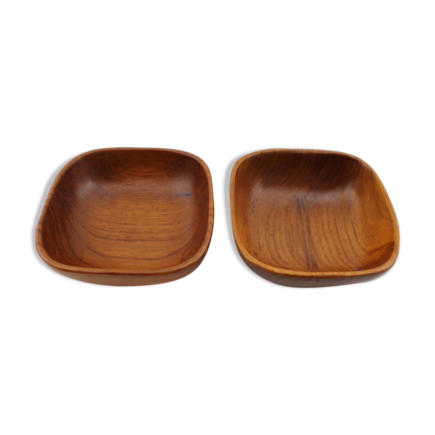 2 cups or empty pockets teak