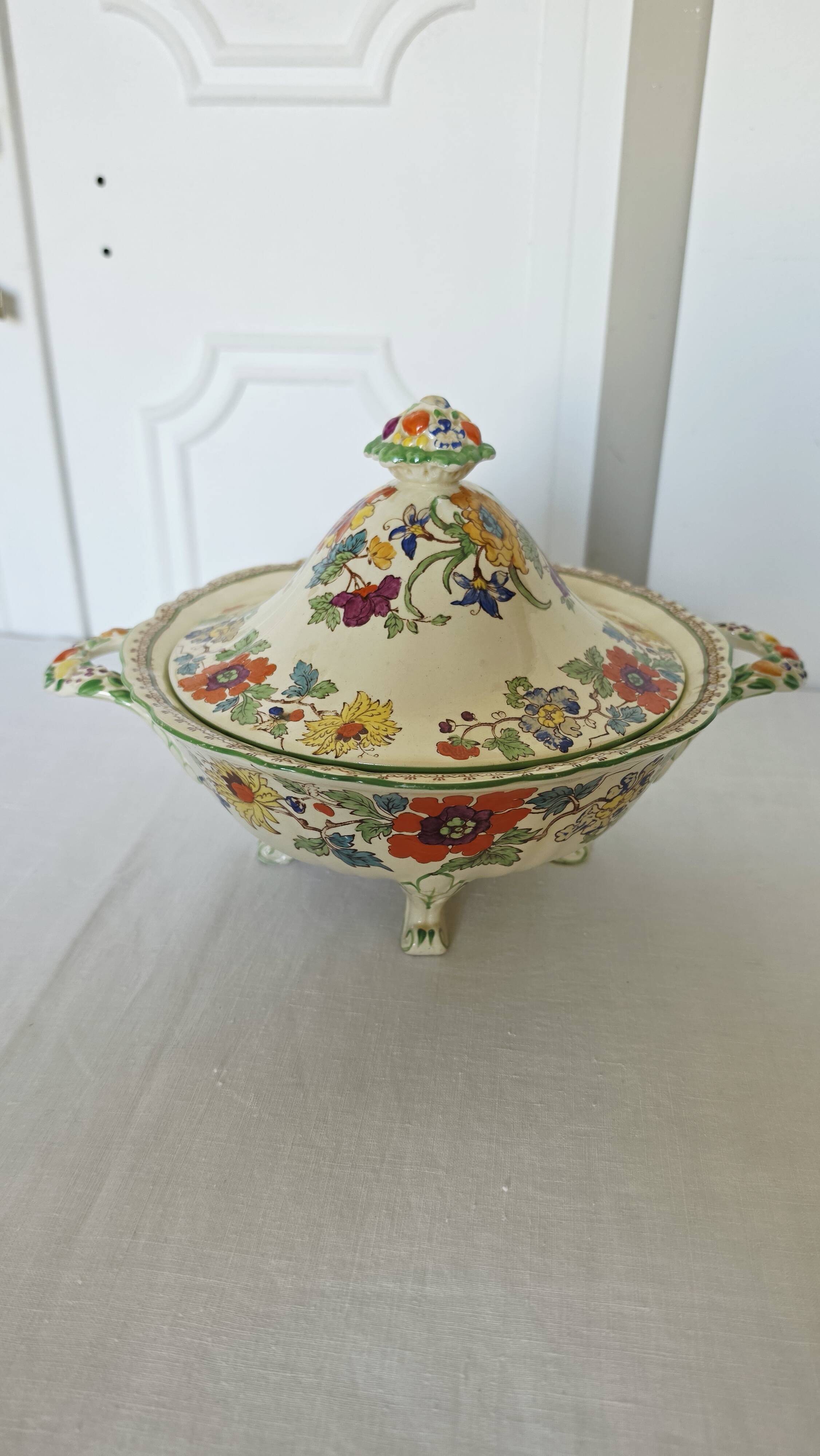 Antique soup tureen on feet from the prestigious English manufacturer Mason's,