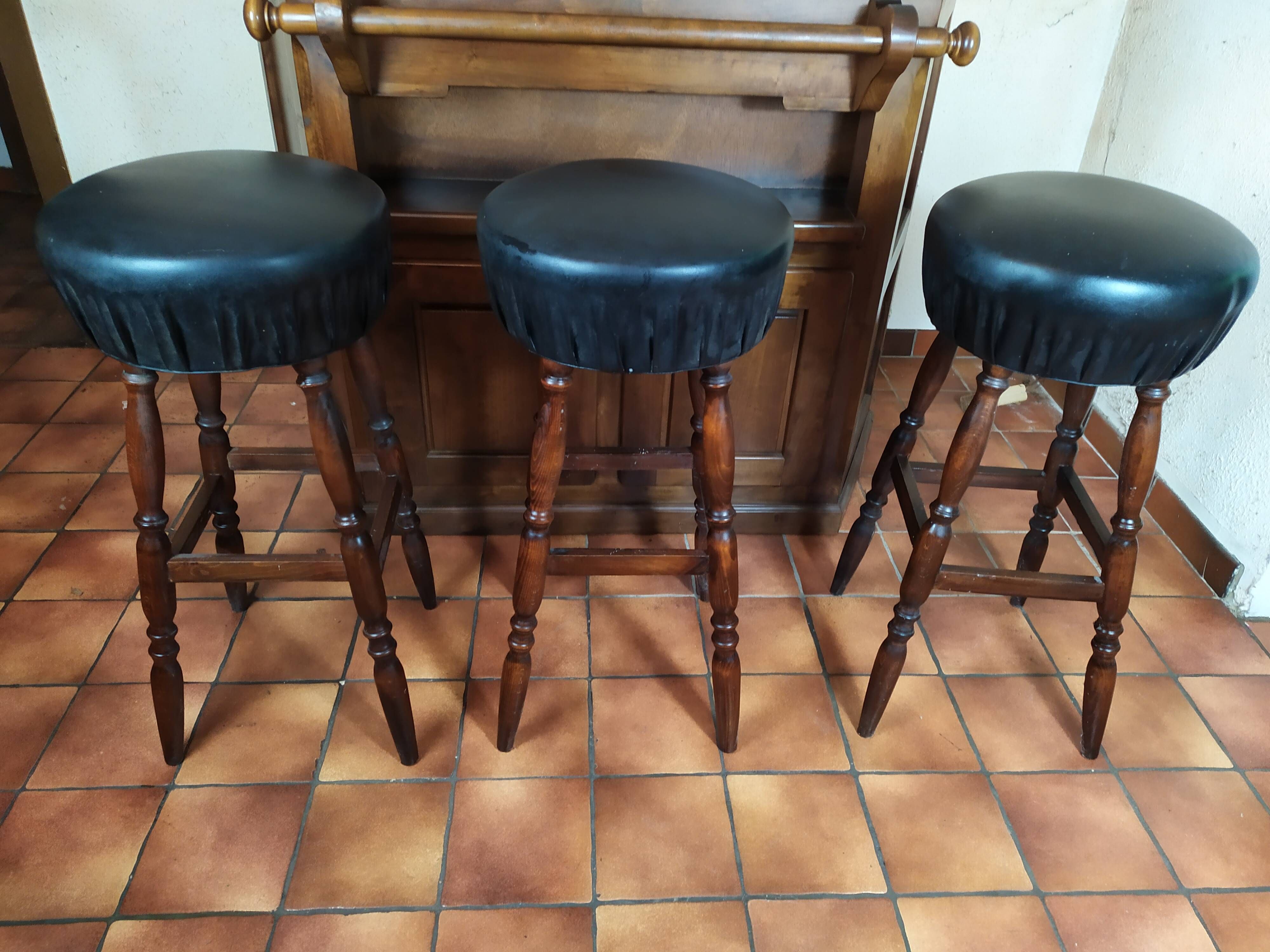 Wooden bar + 3 wooden stool and black skaï of the brand macorest