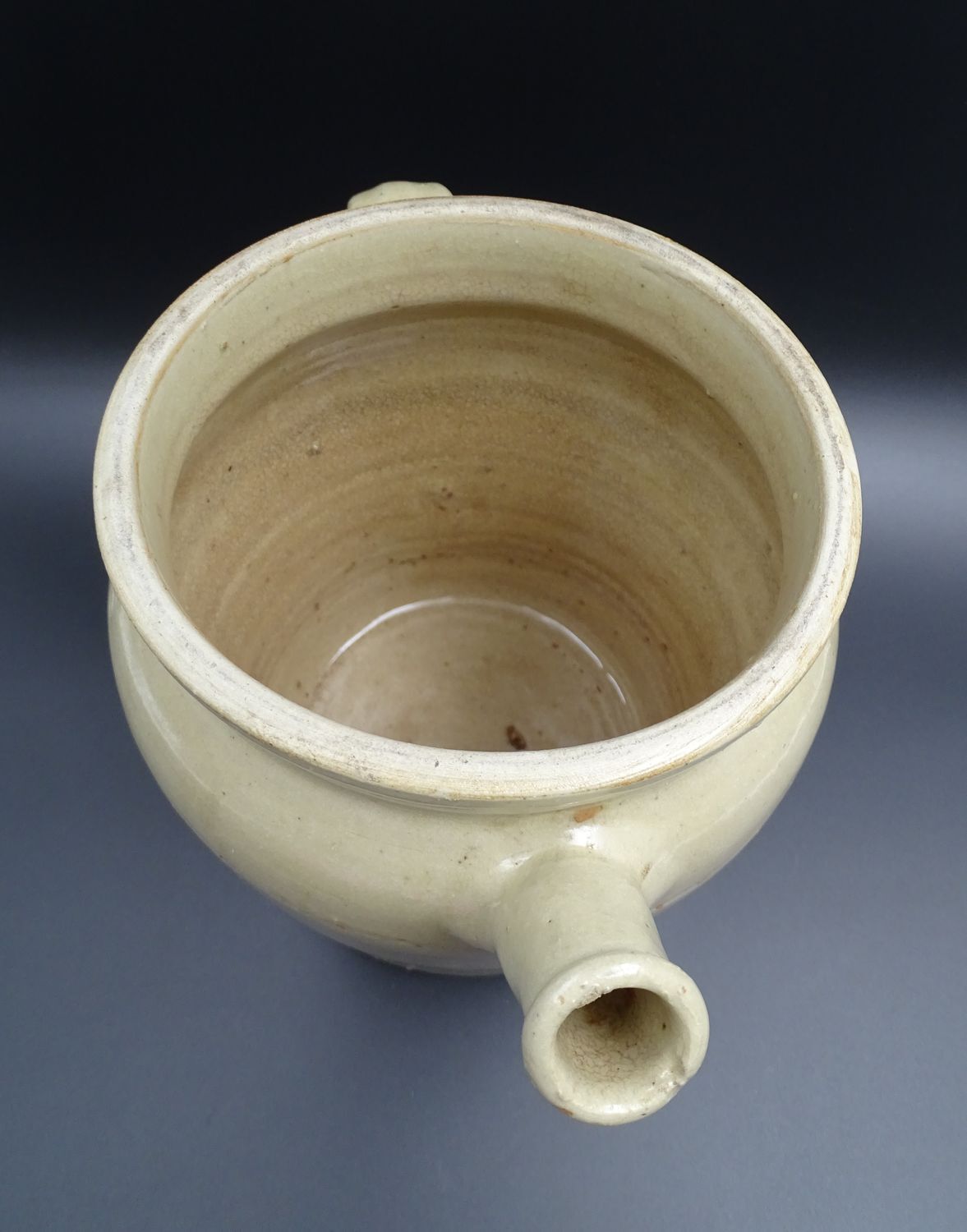 Grease pot with burgundy sandstone spout