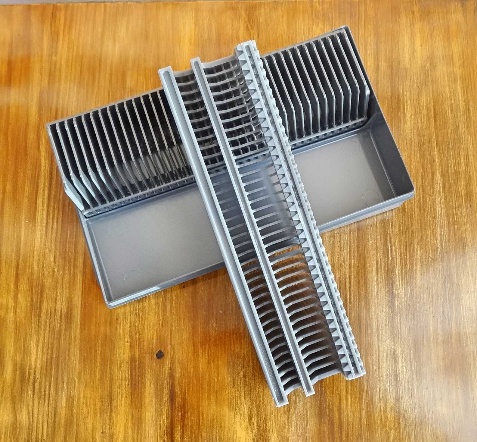 Voigtländer VP135 AF slide projector with manual and two magazines