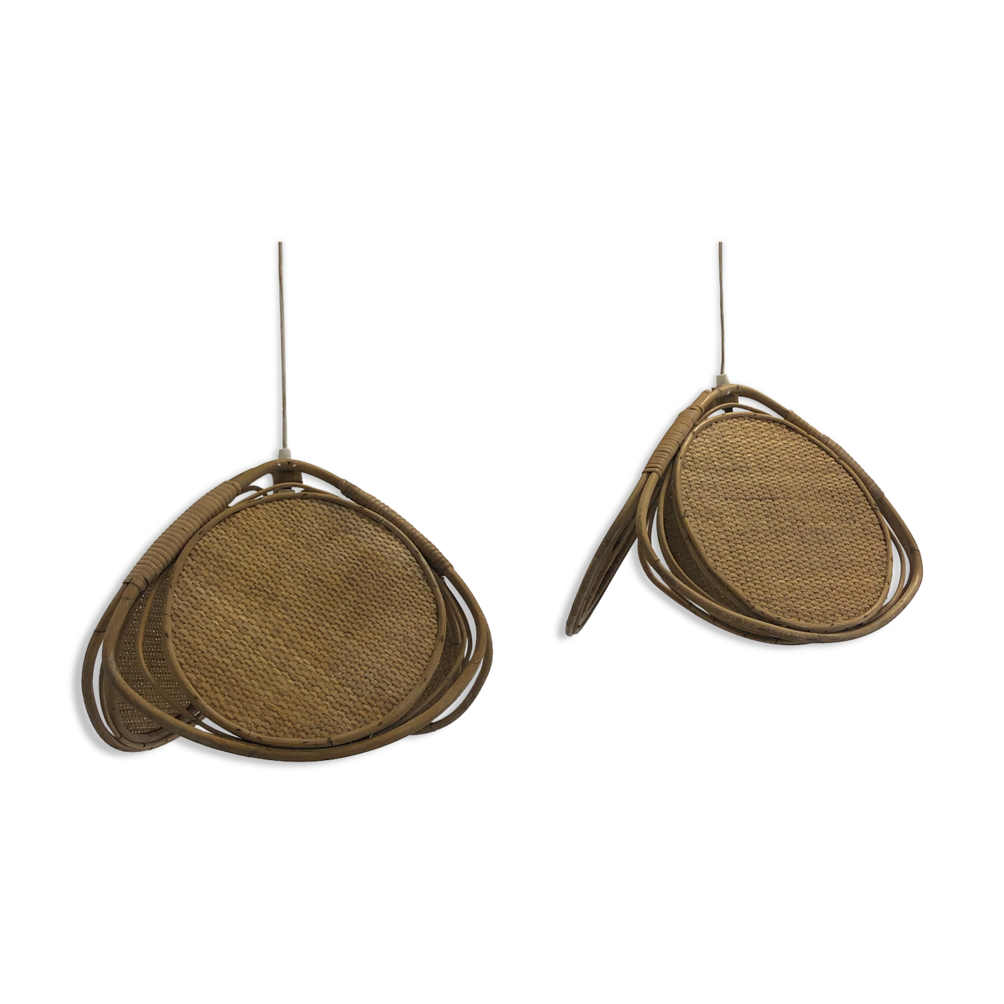 A pair of rattan and mulching suspensions