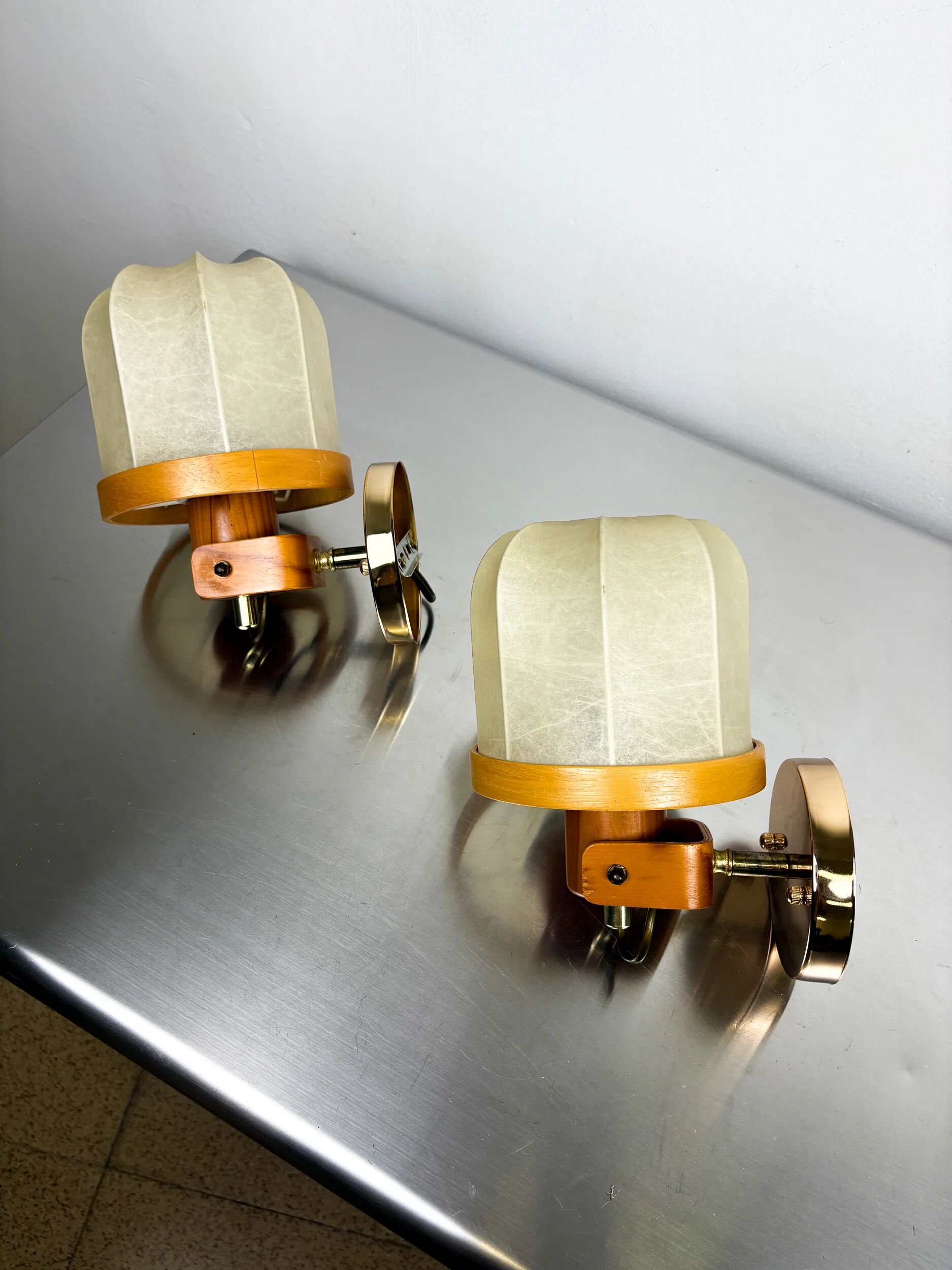 Pair of articulated "Cocoon" wall lights, resin and pine, Italy, 1970s