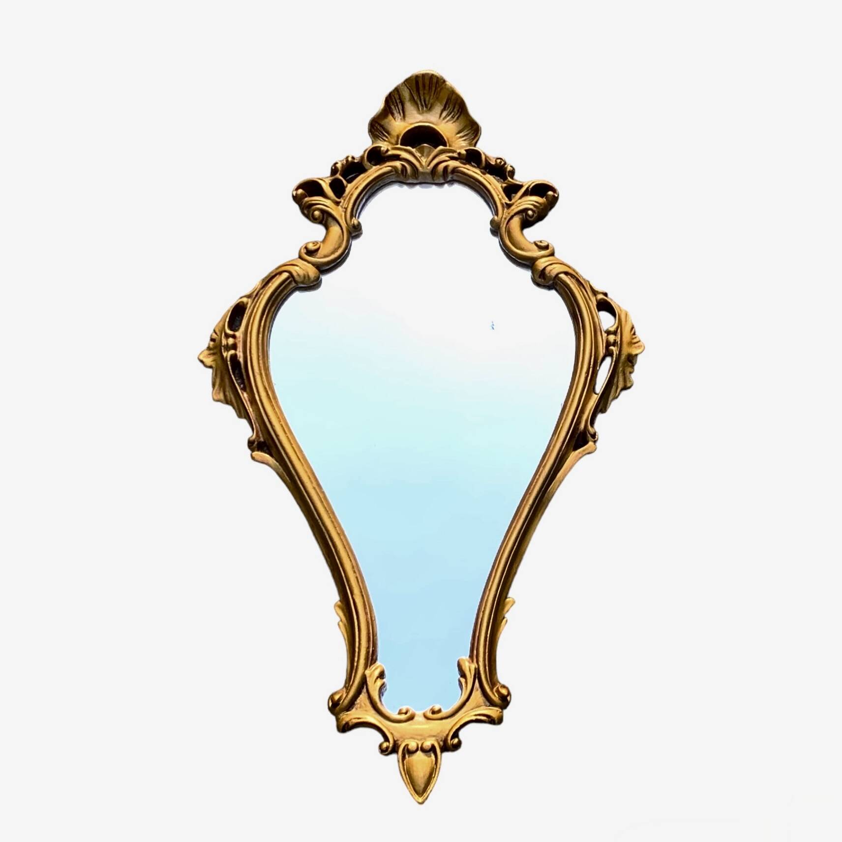 Vintage shell mirror in gold plaster
