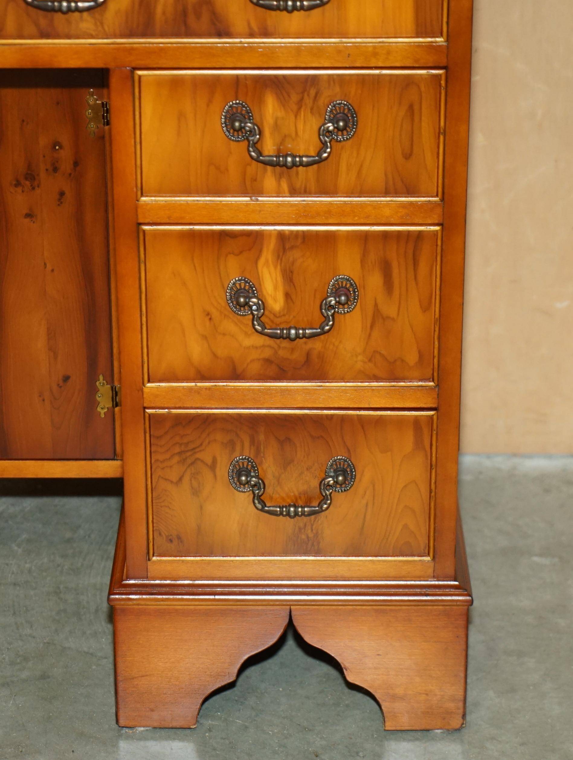 Bureau à deux caissons en bois de if frisé et cuir