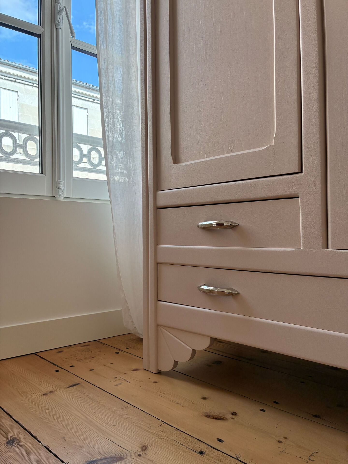Armoire de style Art Déco colorée
