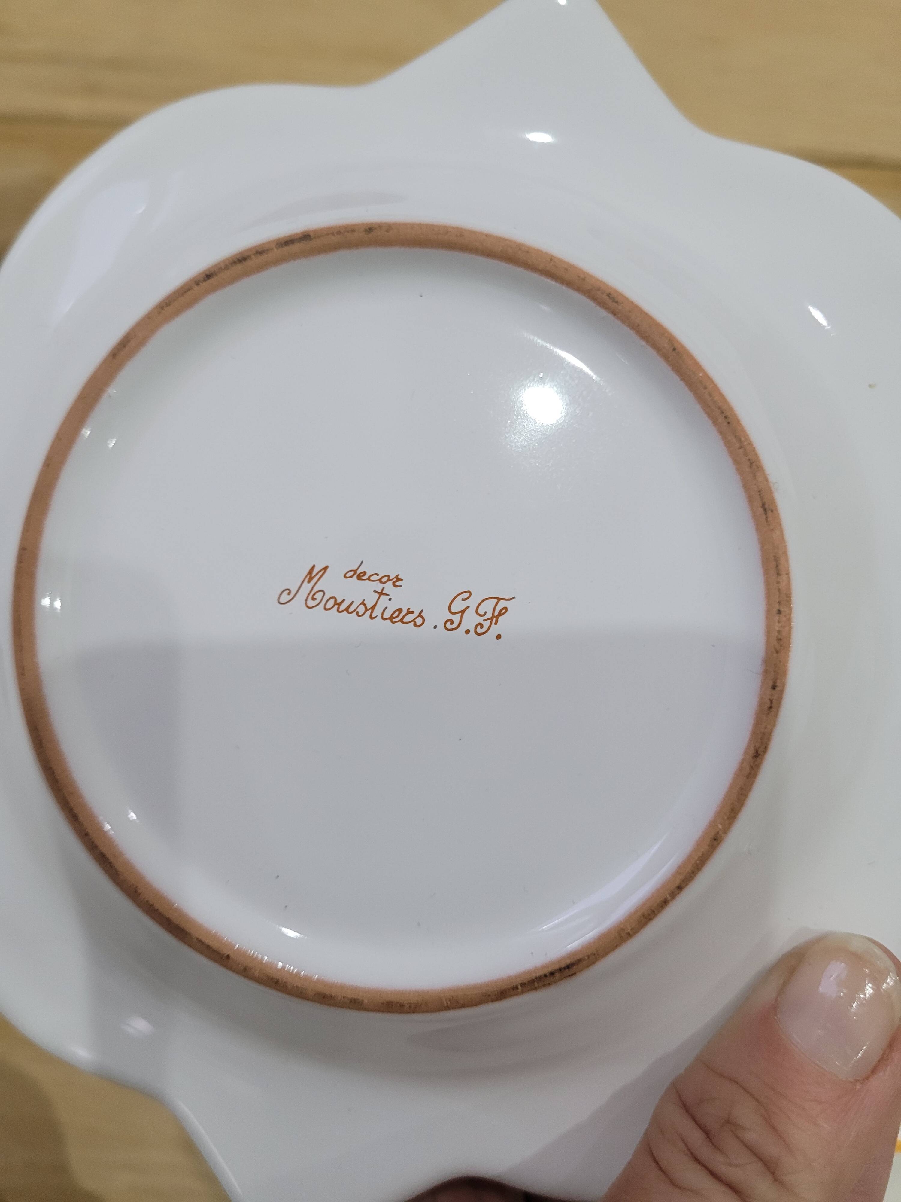 Set of 5 Moustiers porcelain pieces in perfect condition