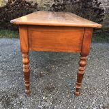 Table de ferme ancienne en cerisier à piétement tourné avec 2 tiroirs.