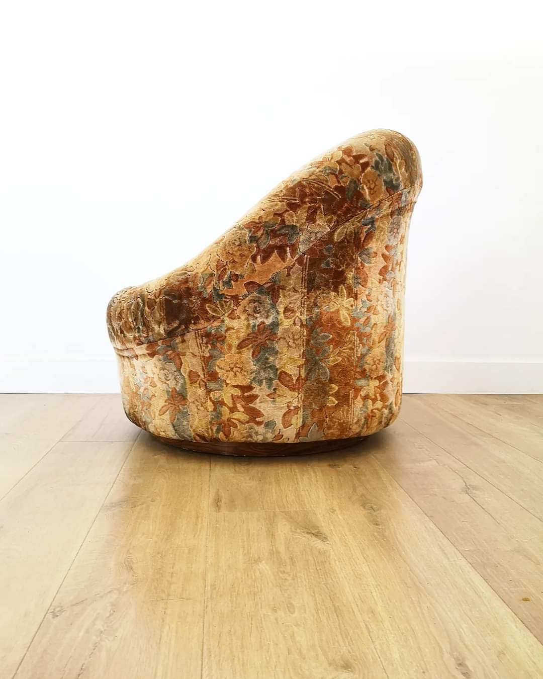 Pair of rounded armchairs in floral velvet