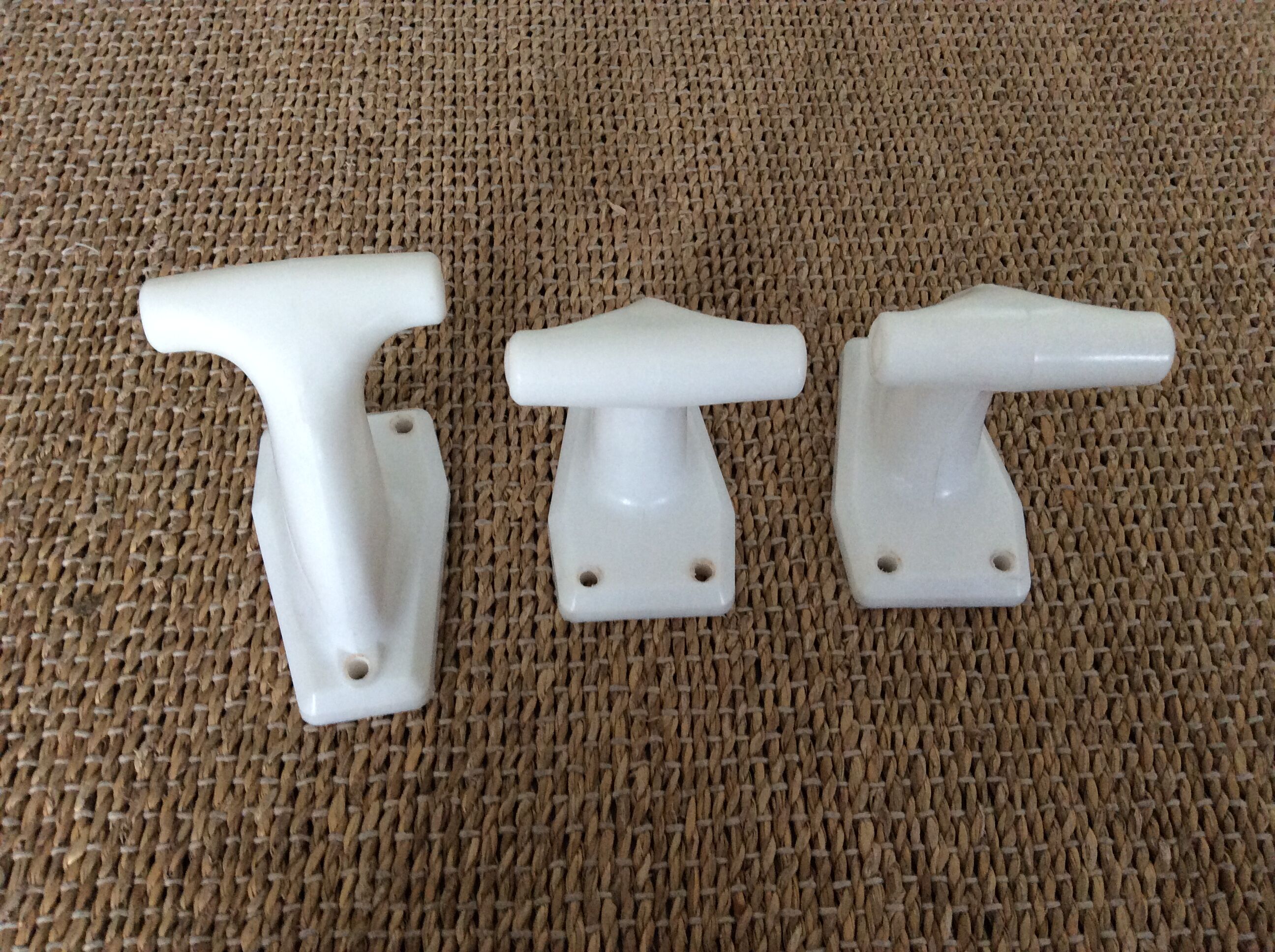 Series of 3 plastic hooks