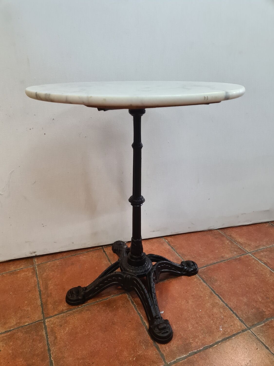Bistro pedestal table in cast iron and marble