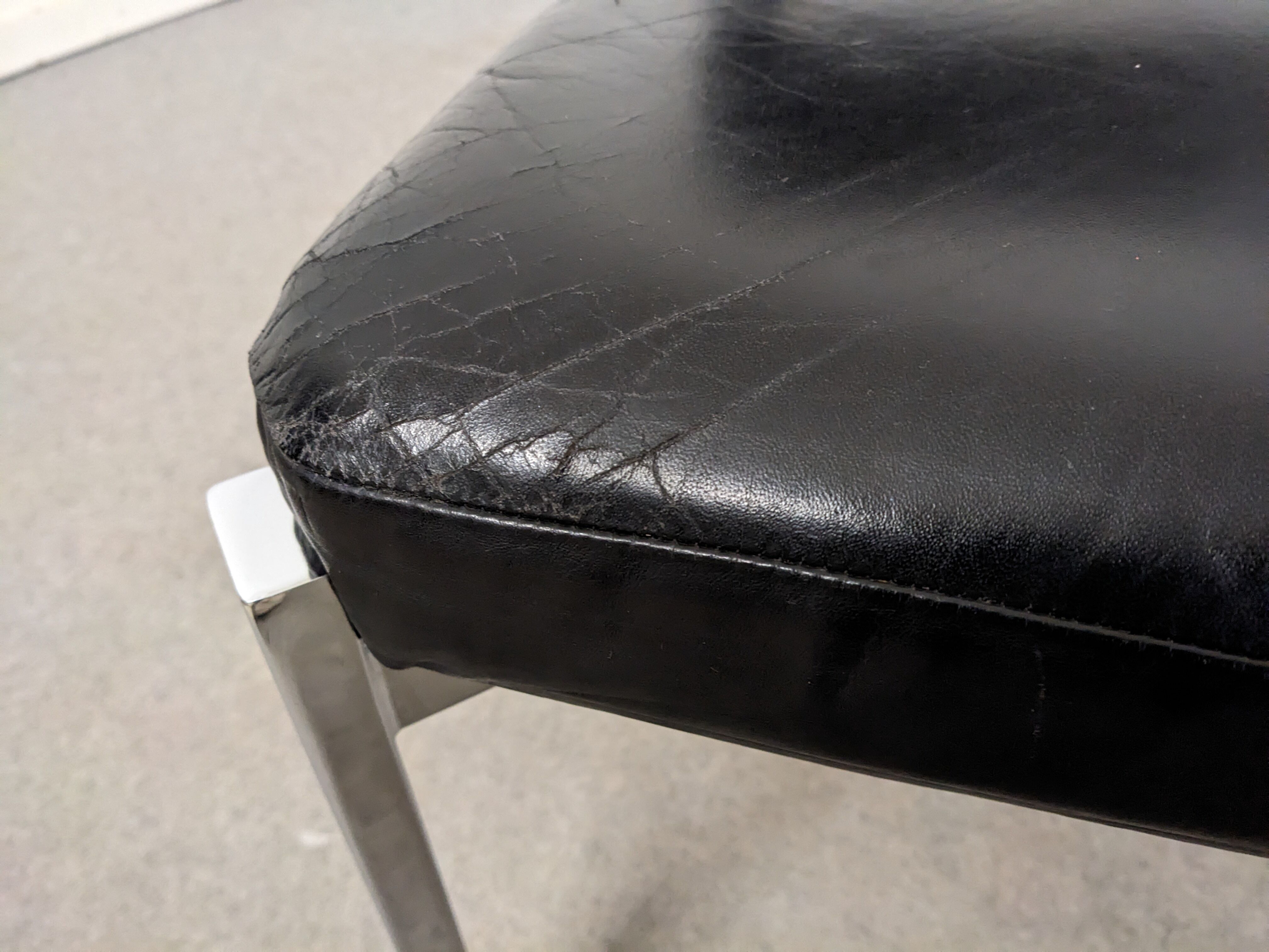 Série de 4 chaises en cuir et acier chromé Roche Bobois des années 70