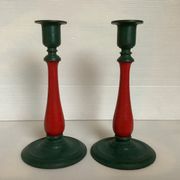 Paire de bougeoirs en fonte et bois
