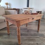 Farmhouse coffee table in solid wood, country style.