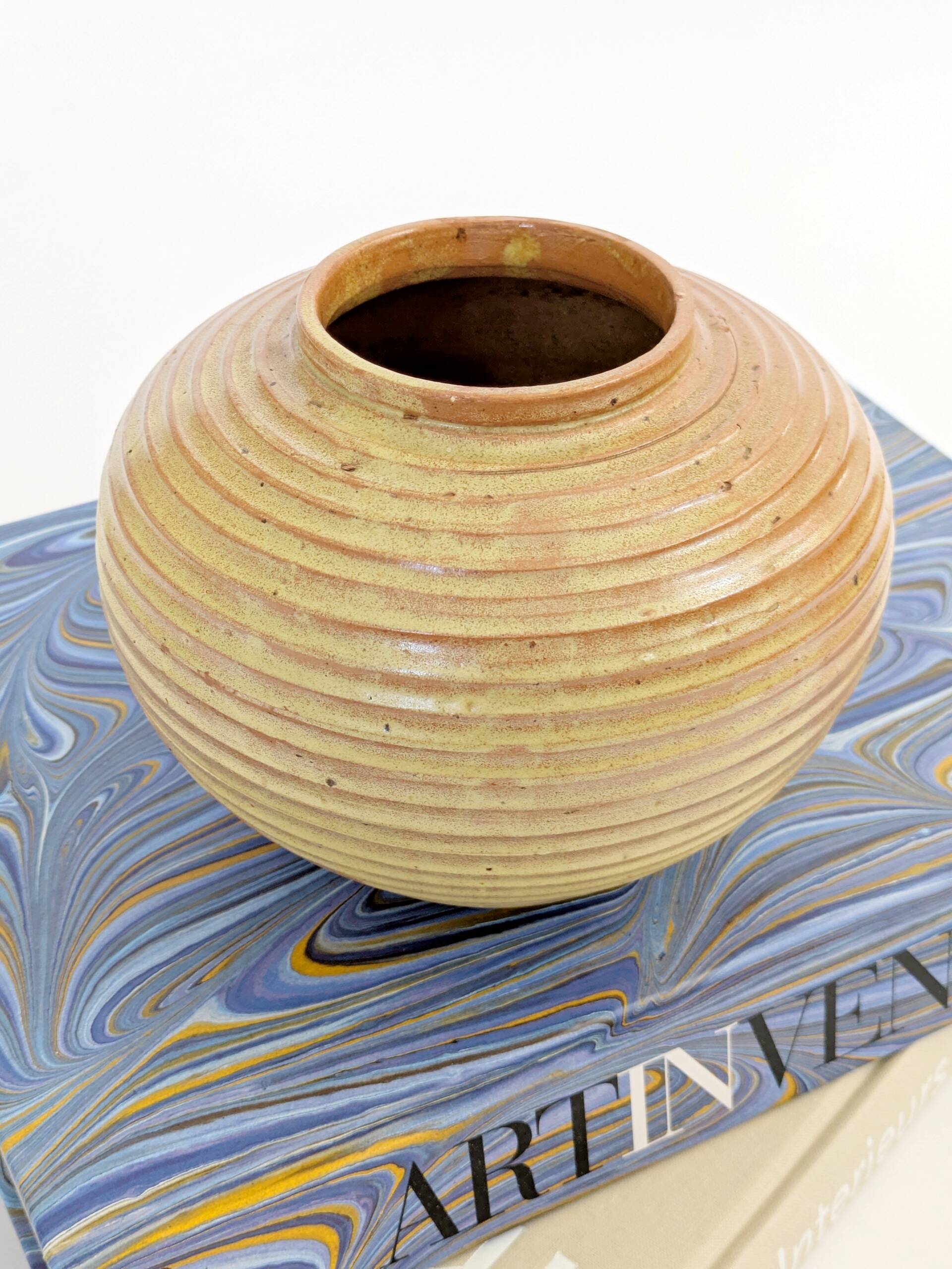 Vase vintage en grès ocre doré, céramique d’artiste signée