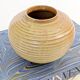 Vase vintage en grès ocre doré, céramique d’artiste signée