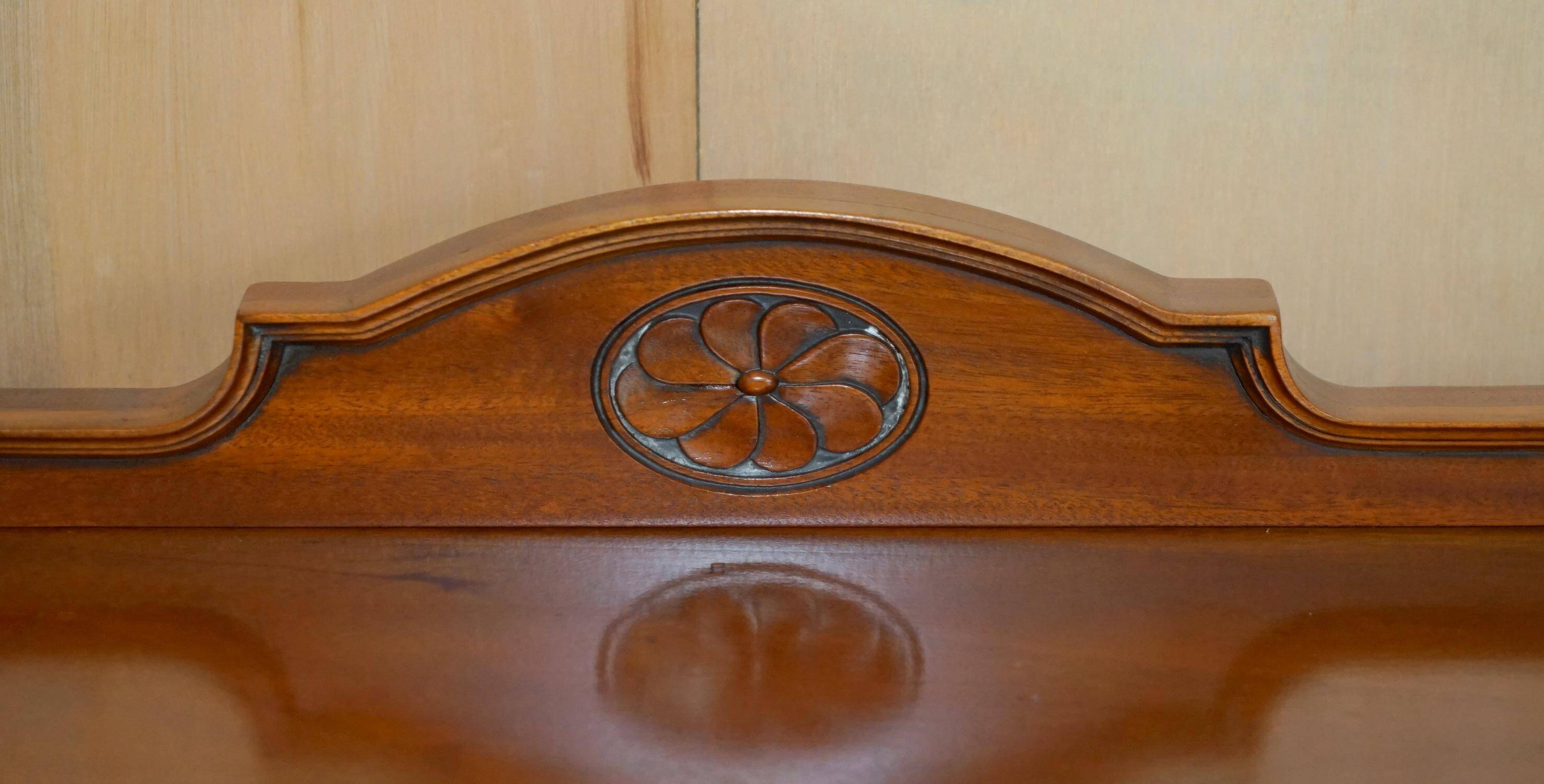 Paire de commodes vintage en acajou flammé