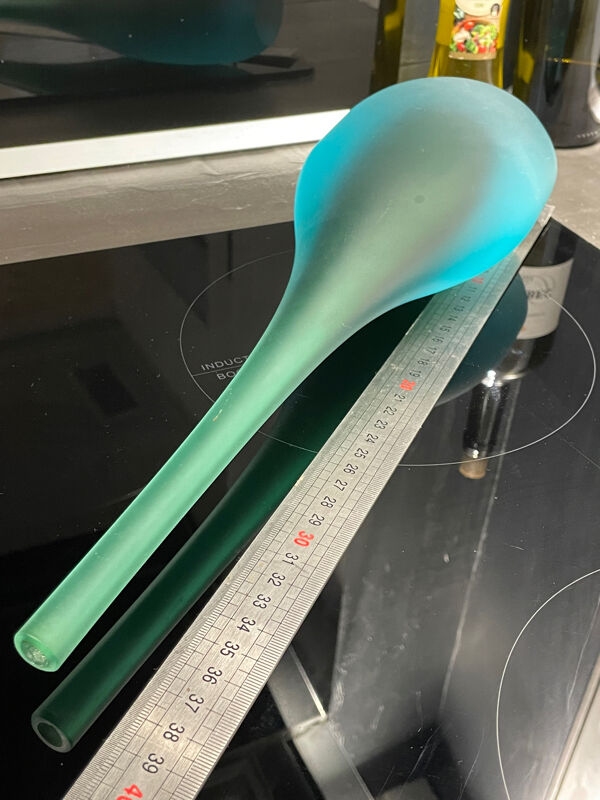 Vase en verre soufflé de Murano en forme de flûte avec un dégradé givré de teal à vert.